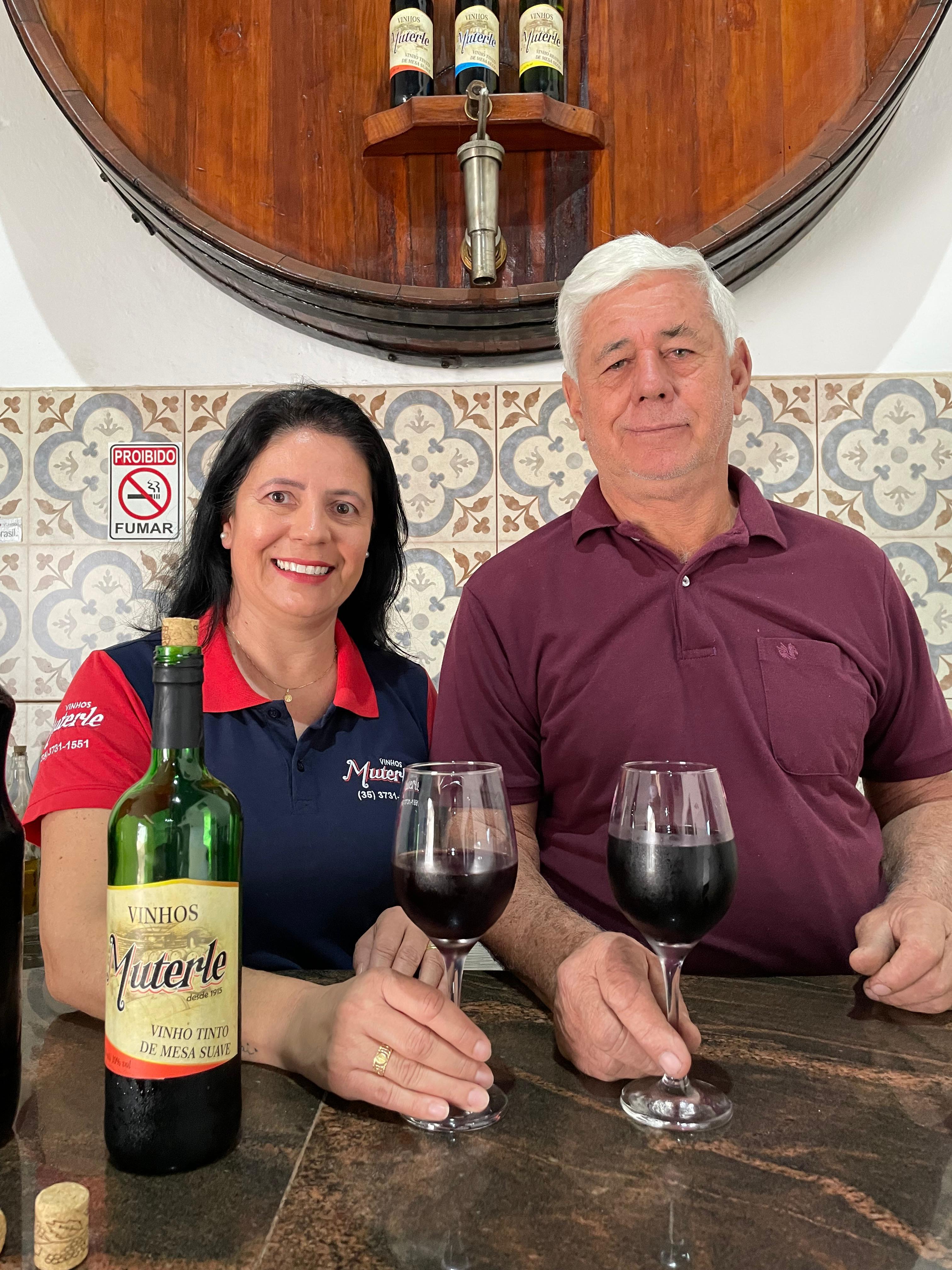 Pessoas degustando vinho na Vinícola Muterle